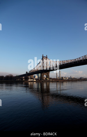 Queensboro (59th Street) Brücke von Roosevelt Island mit Blick auf den East River zu Königinnen kurz vor Einbruch der Dunkelheit Stockfoto