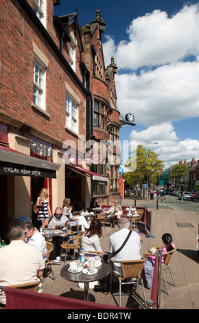 Großbritannien, England, Cheshire, Alderley Edge, London Road, Kunden sitzen auf Bürgersteig vor Costa Coffee Stockfoto