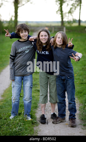 Jungen geben Sieg Zeichen. Stockfoto