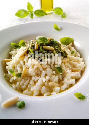 Klassische Risotto mit Pesto und Pinienkernen Stockfoto