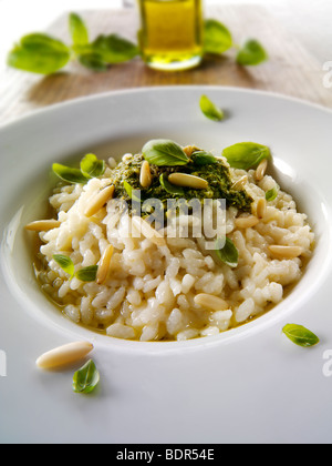 Klassische Risotto mit Pesto und Pinienkernen Stockfoto