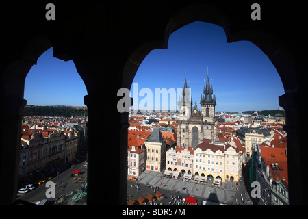 Blick auf die Altstadt und die Tyn-Kirche aus der astronomischen Turmuhr, Prag, CZ Stockfoto