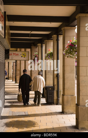 UK, Chesterfield, Derbyshire, Knifesmithgate, Victoria Centre, Shopper in überdachte Arkade Stockfoto