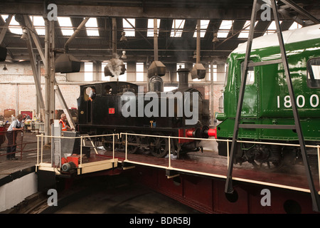 UK, Derbyshire, Barrow Hill Roundhouse Railway Centre, kleine Rangierlok auf Drehtisch Stockfoto