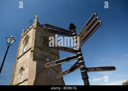 UK, Gloucestershire, Forest of Dean, Lollapalooza, Uhrenturm der ehemaligen Pfarrei Kirche, touristische Hinweisschilder Stockfoto