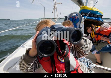 Eine Familie auf einem Segelboot Schweden. Stockfoto