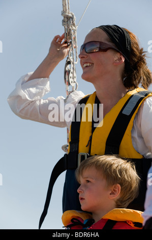 Eine Familie auf einem Segelboot Schweden. Stockfoto