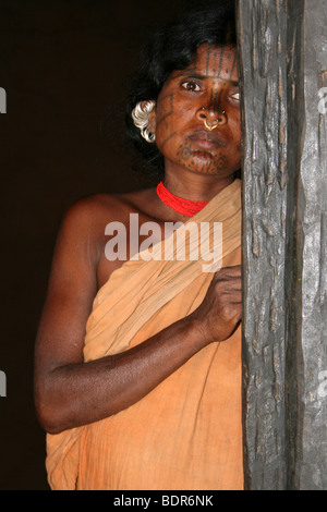 Kutia Kondh Stamm Frau mit Gesicht Tattoo und traditionelle silberne Ohrringe, Orissa, Indien Stockfoto