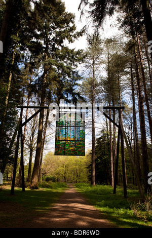 Kathedrale von Kevin Atherton 1986, Forest of Dean Skulpturenpark, Gloucestershire, UK ausgesetzt aus Buntglas Stockfoto