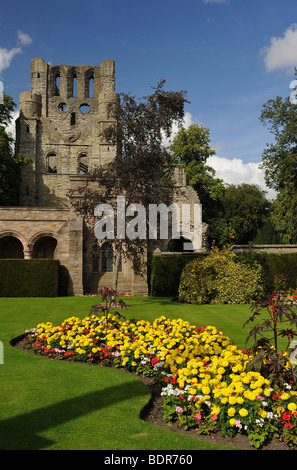 Abtei und Kriegerdenkmal in Scottish Borders Stadt Kelso, Schottland, Vereinigtes Königreich Stockfoto