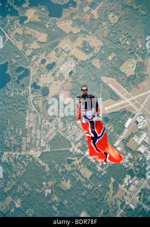 Ein Fallschirm-Springer eine norwegische Flagge USA. Stockfoto