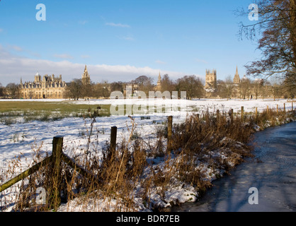 Blick über Christ Church Meadow im Winter in Richtung Oxford Stockfoto