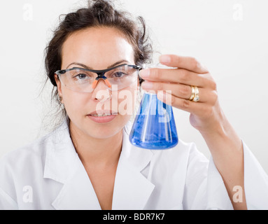 Hispanische Wissenschaftlerin im Labor mit Kolben Stockfoto