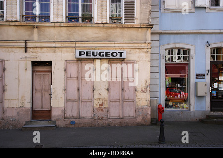 Alten Peugeot-Schild an der Hauswand in Wissembourg Stockfoto