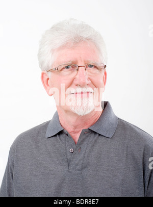 Porträt eines lächelnden senior über weiß Stockfoto