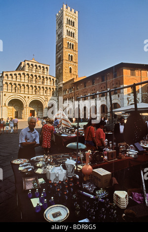 Antiquitätenmarkt außerhalb San Martino Kathedrale, Lucca, Toskana, Italien Stockfoto