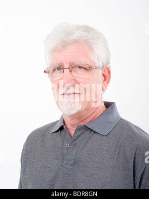 Porträt eines lächelnden senior über weiß Stockfoto