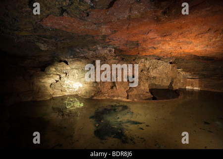 Großbritannien, Gloucestershire, Forest of Dean, Clearwell Höhlen, alten Eisenerz und Ocker malte mir Skelett an Wand Stockfoto