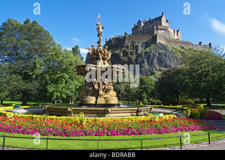 Die goldenen Ross Fountain in West Princes Street Gardens, Edinburgh an einem sonnigen Augusttag Edinburgh Castle als Kulisse. Stockfoto