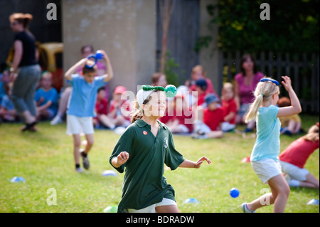 Sommer-Sporttag in der englischen Country-Grundschule Stockfoto