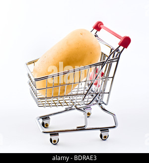 Kartoffel im Warenkorb isoliert auf weiss Stockfoto