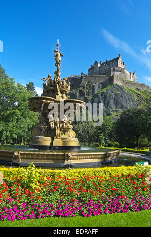 Die goldenen Ross Fountain in West Princes Street Gardens, Edinburgh an einem sonnigen Augusttag Edinburgh Castle als Kulisse. Stockfoto