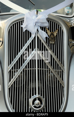 Die Vorderseite des komplett restaurierten Silber komplett mit weißes Band Citroen Traction Avant Légère als Hochzeitsauto genutzt. Stockfoto