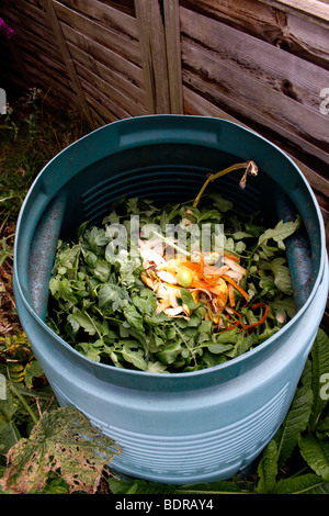 KOMPOSTIERUNG VON KÜCHENABFÄLLEN IN EINEM HAUSHALTSKOMPOSTIERBEHÄLTER. Stockfoto