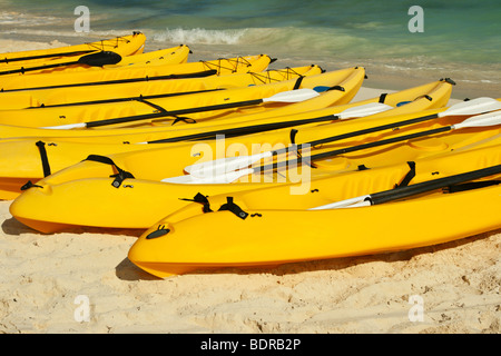 Kajaks am Strandsand. Playa del Carmen, Mexiko Stockfoto