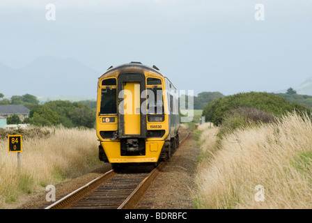 Zug der Klasse 158 in Arriva Zug Wales in Livree auf der walisisch-kambrischen Küstenlinie in Wales nach Pwllheli Stockfoto