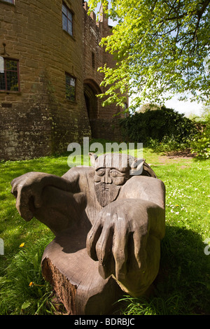 UK, Gloucestershire, Forest of Dean, St. Briavels, geschnitzten hölzernen Sitz außerhalb der Burg Stockfoto