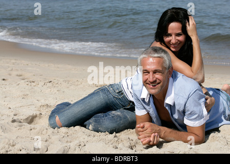 Mittleren Alter Brautpaar Ruhe am Strand, genießen ihren Sommerurlaub zusammen. Stockfoto