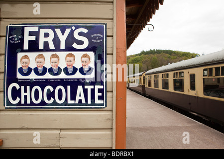 UK, Gloucestershire, Forest of Dean Dean Forest Railway Zug am Bahnsteig Norchard Stockfoto