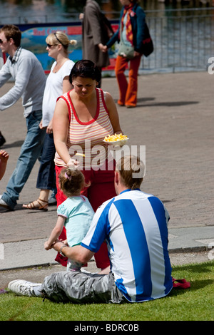 Familientag in Bowness auf Windermere & Essen zum Mitnehmen Fish &amp; chips Stockfoto