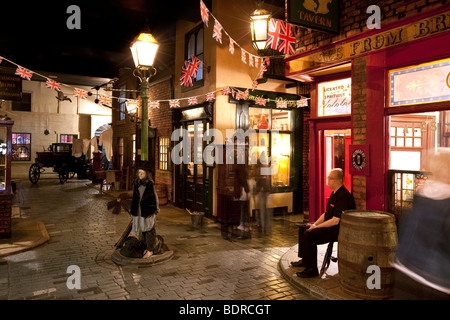 Großbritannien, England, Salford, City Museum and Art Gallery, Lark Hill Place, Blue Lion Pub und Hamers Apotheke Stockfoto