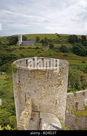 Manorbier Castle und dem St. James Kirche im Pembrokeshire Wales Stockfoto