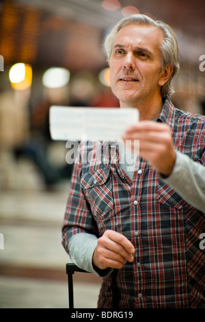 Ein Mann am Bahnhof Stockfoto