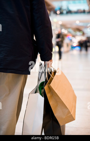 Ein Mann, Einkaufstaschen tragen Stockfoto