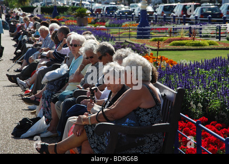 Rentner genießen des Sommers in Eastbourne Pier und Carpet Gardens, Großbritannien Stockfoto