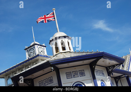 Detail der Eastbourne Pier mit Möwen und Union Jack Stockfoto