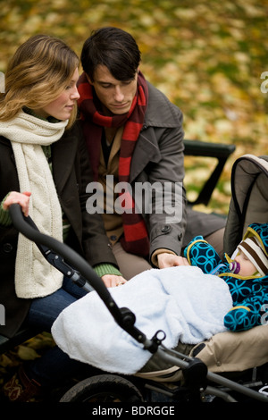 Eine Familie in einem park Stockfoto