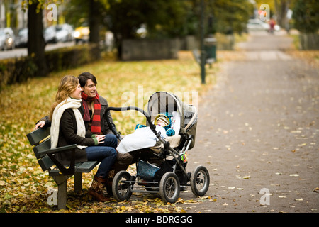 Ein paar Standortwahl mit ihrem Sohn in einem park Stockfoto