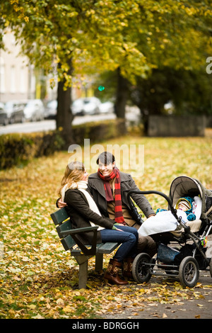 Ein paar Standortwahl mit ihrem Sohn in einem park Stockfoto