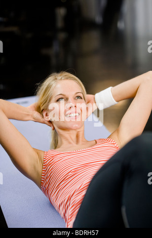 Eine Frau Sit in einem Fitnessstudio Stockfoto