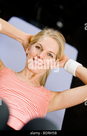 Eine Frau Sit in einem Fitnessstudio Stockfoto