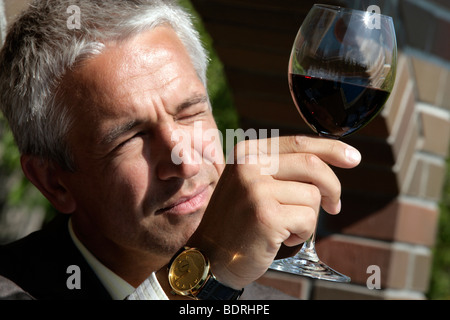 Porträt der Mann beobachten Farbe in Wein Stockfoto