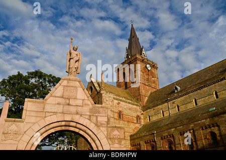 dh St. Magnus Kathedrale KIRKWALL ORKNEY Kirkwall Kriegerdenkmal und Kathedrale clocktower Stockfoto