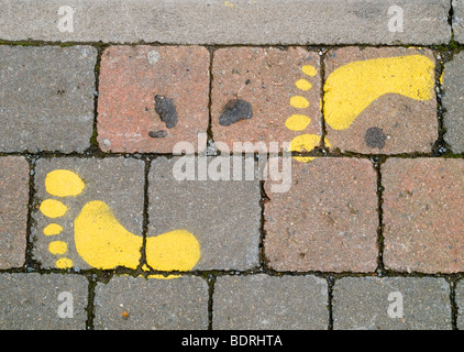 Nahaufnahme von gelb lackierten Beinen auf dem Bürgersteig in Wicklow Town, County Wicklow Irland Stockfoto