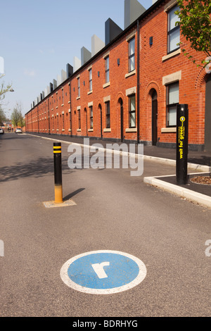 Großbritannien, England, Salford, Langworthy, Schornstein Park, Gehäuse beschränkt Auto zugreifen Poller blockiert, nicht autorisierte Straße Autos Stockfoto