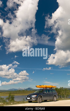 Ferien Mit Volvo Und Kajak Auf Dem Dach in Haerjedalen, Schweden, Holliday mit Auto Kajak in Schweden Stockfoto